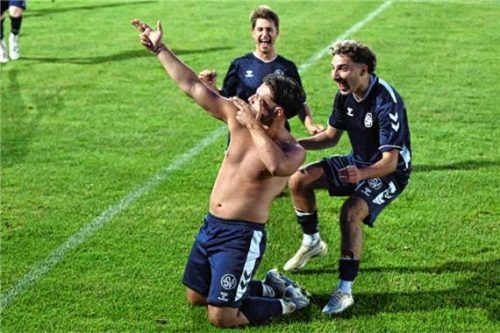 Burgkirchens Ugur Ceylan machte mit seinem Treffer in der Nachspielzeit den Sieg klar.Foto Zucker