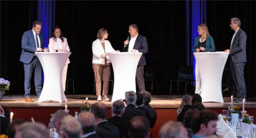 Christian Bernreiter, Staatsminister für Wohnen, Bau und Verkehr (mittig, rechts), im Dialog mit LKZ-Geschäftsführerin Dr. Petra Seebauer (mittig, links) auf dem Abendempfang neben seinem Amtsvertreter aus Tirol, René Zumtobel (links) sowie den Verbandsvertreterinnen Sandra Herbst (BGL Süd, links) und Christine Völzow (vbw, rechts) sowie Verbandsvertreter Philipp Wessiak (VNL Österreich, rechts außen) zu den Themen Versorgungssicherheit, Infrastruktur, Wettbewerbsfähigkeit und grenzüberschreitende Wirtschaftsräume anlässlich des 14. Symposiums Logistik Innovativ.Foto lkz Prien