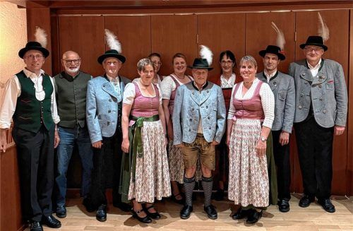 Das aktuelle Vorstandsteam: (von links) Franz Pichler (Kassenprüfer), Fritz Bader (Beisitzer), Meinrad Reichgruber (Beisitzer), Johanna Berghammer (Kassierin), Cäcilia Süss (Kinder- und Jugendleiterin), Barbara Meyer (Schriftführerin), Norbert Hierl (Vereinsmusiker), Margit Oberst (Musikwartin), Barbara Pichler (Trachtenwartin), Hans Fürst (Medienbeauftragter), Rupert Maier (Inventarverwalter). Foto re