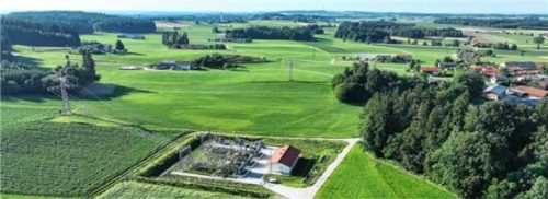 Das Bild zeigt das bestehende Umspannwerk auf der Wiese. Rechts bei der Zufahrt im südlichen Bereich sind die beiden Batteriespeicher geplant. Foto künzner-Hingerl