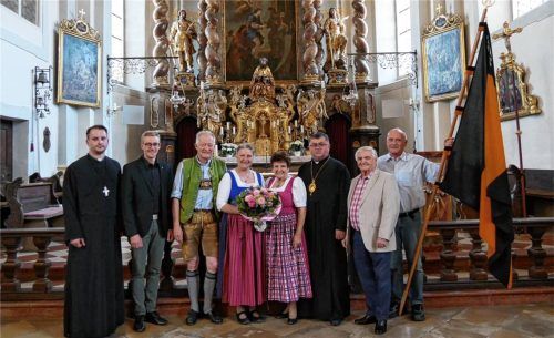 Das Bild zeigt von links: Pfarrer Ivan Vynnyk aus Ternopil, Kurat Tobias Pastötter, Pfarrer von Rohrdorf, Josef und Christina Stocker vom Kammermusikkreis, Kathi Schmid, Vorsitzende vom Helferverein Ternopil, Bischof Volodymyr Firman aus Ternopil, Fritz Tischner, Zweiter Vorsitzender Helferkreis, Markus Zaus, Kolping Rohrdorf. Foto Peter Huber