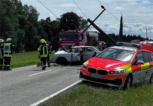 Das Brautauto war aus ungeklärter Ursache von der Fahrbahn abgekommen und gegen einen Strommast geprallt.