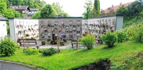 Das Fundament für die Gemeinschaftsstele wurde bereits im Klausberg-Friedhof gegossen. Das Beeturnengrab steht somit in Kürze als Angebot für aufwandslose Grabpflege zur Verfügung.Foto schmidt