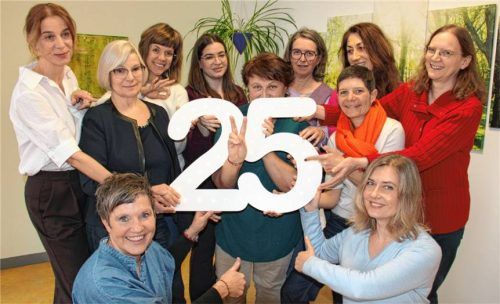 Das heutige Team von Donum Vitae Rosenheim mit den Leiterinnen Ulrike Schauberger (vorne, links) und Susanne Mittermair-Johnson (hinter der„25“). Foto Donum Vitae