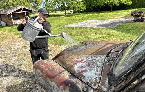 Das Moos auf dem alten Opel Olympia Caravan von 1956 wird von Flo Rauscheder gegossen, „damit es nicht eingeht“. Fotos  Klemm