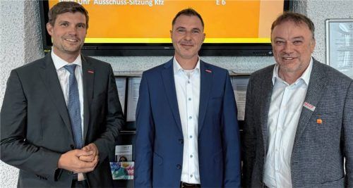 Das neue Führungstrio der Kreishandwerkerschaft Traunstein: (von links) Andreas Graßl (Stellvertreter für den Landkreis Berchtesgadener Land), der neue Kreishandwerksmeister Michael Röling und Andreas Weinzierl (Stellvertreter für den Landkreis Traunstein). Fotos Wittenzellner