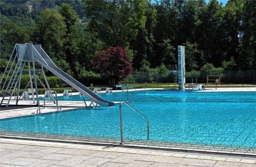 Das Nußdorfer Freibad in Überfilzen ist seit Jahrzehnten ein beliebter Sommertreffpunkt im Ort. Doch die Anlage ist sanierungsbedürftig, die Kosten gehen in die Millionen – und nach der Ablehnung eines Förderantrags bleibt offen, wie lange die Gemeinde den Betrieb noch sichern kann. Foto re