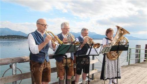 Das Quartett Bruckn-Blech unterstützte die Weisenbläser vom Dampfersteg aus und sorgte damit für einen meditativen Abschluss nach vielen Aufführungen an fünf Stationen während des Nachmittags. Foto Zandl