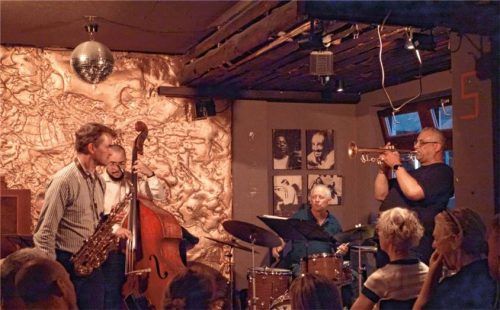 Das Quintett mit (von links) Claus Raible (verdeckt), Florian Trübsbach, Rafal de Souza, Michael Keul und Claus Reichstaller. Foto Friedrich