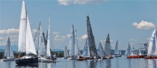 Das Regattafeld macht sich für den Start bereit.Foto Segelclub Chiemsee Feldwies