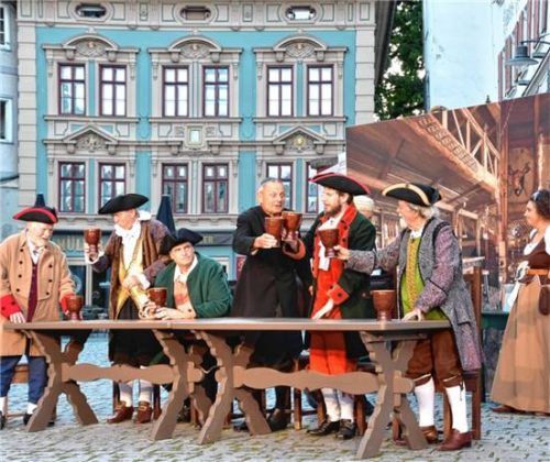 Das Stadtspiel „Hoch hinaus“ feierte Premiere – und holt eine fast vergessene Rosenheimer Akademie zurück. Foto Peter Schlecker