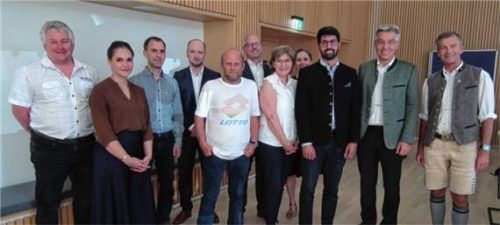 Das Team des Zweckverbands mit dem Vorsitzenden Otto Lederer (Zweiter von rechts) und dessen Stellvertreter Jens Zangenfeind (rechts). Foto Schubert