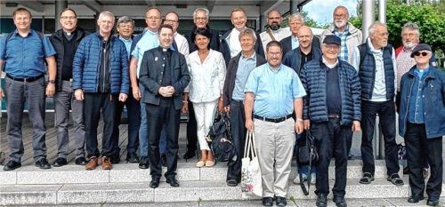 Das Traunsteiner Dekanat am Chiemsee: (von links) Thomas Tauchert, Michael Brüder, Martin Straßer, Michael Ljubisic, Thomas v. Rechberg, Konrad Roider, Markus Nappert, Rosi Hell, dahinter Andreas Zach, Dekan Dr. Florian Schomers, Otto Stangl, Thomas Weinzierl, Ludwig Westermeier, Gerhard Gumpinger, David Mehlich, Christoph Kronast sowie Josef Kraller, Sebastian Heindl, Günther Faust und Kaspar Müller. Foto hö