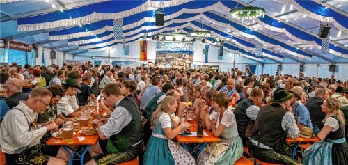 Das Zelt war voll am letzten Abend der Festwoche in Persdorf.