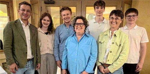 Daumen drücken fürs Finale: (von links) Schulleiter Julian Zwirglmaier, Melanie Rossek, Fachschaftsleiter Marco Grees, Rotary-Club-Präsidentin Maria Schechtl, Kilian Achterling, stellvertretende Schulleiterin Andrea Dreßel und Alexander Barth. Foto re