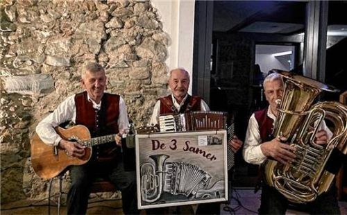 „De 3 Samer“ spielen mit Gitarre, Akkordeon und Tuba beziehungsweise Kontrabass. Foto De 3 Samer