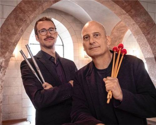 Dekanatskantor Matthias Bertelshofer (links) und Schlagzeuger Anno Kesting haben sich für ein Konzert in ungewöhnlicher Besetzung zusammengetan. Foto Maria Hofmann-Laveuve