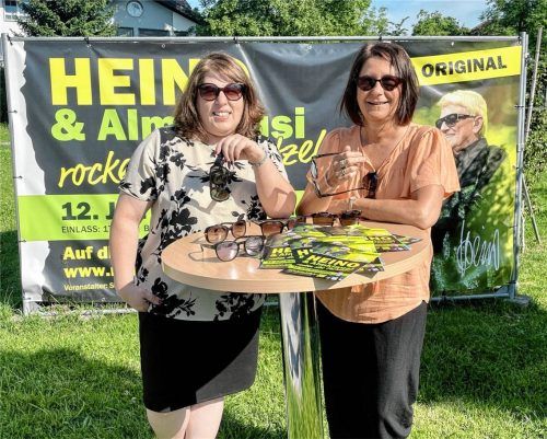 Dem Bruckmühler Stadtmarketing-Duo Silvia Mischi (links) und Martina Neuhausen ist der Coup gelungen, Schlagerstar Heino für ein musikalisches Festzeltspektakel zum Volksfest in die Marktgemeinde zu holen. Foto Torsten Neuwirth