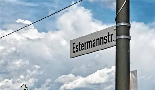 Dem Gemeinderat in Feldkirchen-Westerham war Estermannfeldstraße zu lang, der Gemeinderat Bad Feilnbach hat bereits eine Anregung für eine Verkürzung des Straßenschilds vorgelegt. Foto Höfer