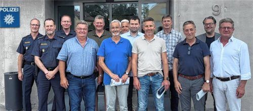 Den Bürgermeistern seines Zuständigkeitsgebiets präsentierte Dienststellenleiter Markus Steinmaßl (Zweiter von links) den Sicherheitsbericht der Polizeiinspektion Wasserburg. Foto Polizei Wasserburg