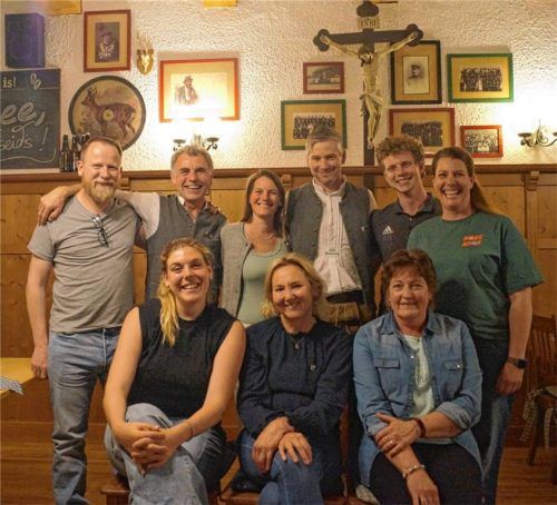 Der alte und der neue Vorstand: hinten (von links) Rupert Hacker, Michael Kink, Katrin Kaiser, Florian Schäfer, Andi Hanl, Manuela Politz; vorne (von links) Anna Gottschalk, Maria Gehrlein und Beate Pecher. Foto re
