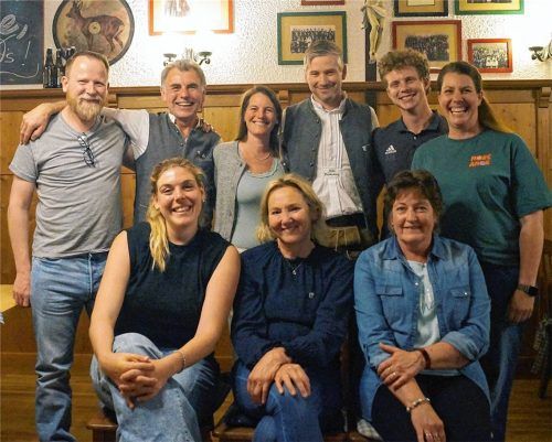 Der alte und der neue Vorstand: (hinten von links) Rupert Hacker, Michael Kink, Katrin Kaiser, Florian Schäfer, Andi Hanl, Manuela Politz; (vorne von links) Anna Gottschalk, Maria Gehrlein und Beate Pecher.Foto re