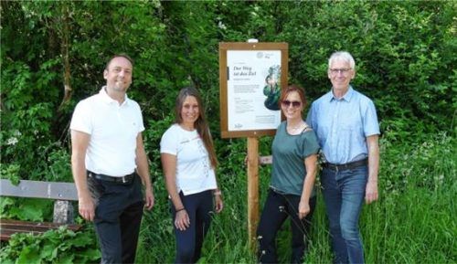 Der Auszeitweg konnte nun seiner Bestimmung übergeben werden. Darüber freuten sich (von links) Inzells Bürgermeister Michael Lorenz, Mitinitiatorin Sylvia Winter, Andrea Lindner und Gerhard Steinbacher (beide Inzeller Touristik). Foto Wegscheider
