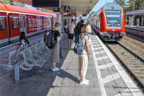 Der Bahnhof in Mühldorf wird zum Eurocity-Halt. Die Stadt profitiert somit von täglich sechs Fernverkehrshalten. Auf der nicht elektrifizierten Strecke müssen die Züge von einer Diesellok gezogen werden. Foto IMAGO