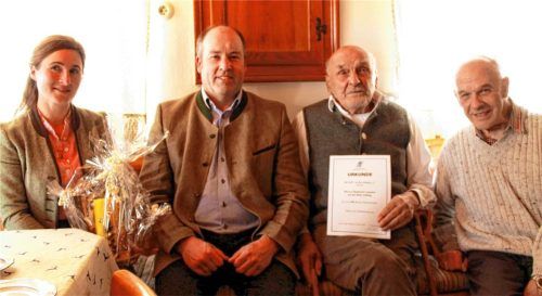 Der Bienenzuchtverein Au gratulierte seinem Ehrenmitglied zu 80 Jahren aktiver Vereinstreue: (von links) Schriftführerin Katharina Willerer, Vorsitzender Christian Schlemer, Ehrenmitglied Manfred Lammel und Ehrenvorstand Sepp Schlemer. Foto re