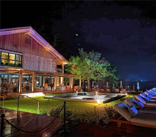Der Chiemgauhof bei Nacht. Foto Becker