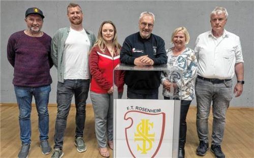 Der Ehrenvorsitzende der Freien Turnerschaft Rosenheim, Rudi Bergmann, beglückwünschte den neuen Vorstand, Daniel Humann, Christina Quade, Franz Reibl, Irmgard Peter und Wolfram Inngauer (von links), der für die Geschicke in den nächsten drei Jahren verantwortlich ist. Foto Gerhard Erlich
