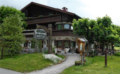 Der Eigentümer des Restaurants „Zirbelstube“ in Reit im Winkl findet keinen neuen Betreiber und möchte den Bereich deshalb in eine Ferienwohnung umbauen. Foto Hauser