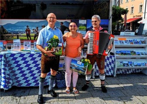 Der erste Gast, Silvaner Maschofsky (Mitte), wurde von Wolfgang Bude (links) mit einer Tasche begrüßt und einem Standler von Georg Dumberger. Foto re