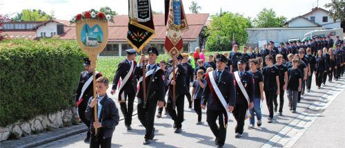 Der Festverein führte den Festzug mit etwa 1.100 Teilnehmern an. Fotos Albersinger