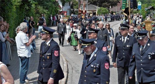 Der Festzug führte durch den Ort bis hin zum Zelt. Foto Günster