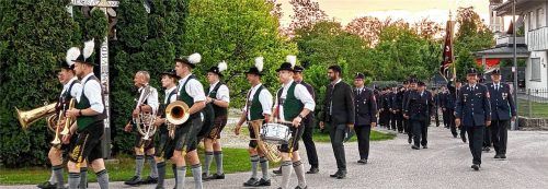 Angeführt von der Wasner Musi führte der Festzug durch Westerndorf. Foto Aerzbäck