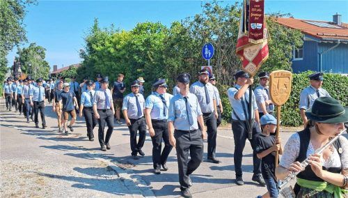 Der Festzug in Evenhausen startete nach dem Weißwurstfrühstück. Foto Stübl