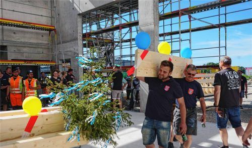 Der Firstbaum wurde „geliefert“ – und so konnte die Hebfeier für das neue Feuerwehrhaus stattfinden. Foto Sutherland
