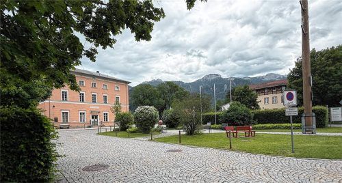 Der freie Blick über den Aschauer Bahnhofsplatz fehlt. Mit einem Umbau ergäben sich hervorragende Chancen für den Tourismusort Aschau, betonten Harald Mair, beratender Landschaftsarchitekt, und Alois Juraschek, beratender Architekt und Stadtplaner, bei einer Präsentation im Gemeinderat. Foto Kirchner