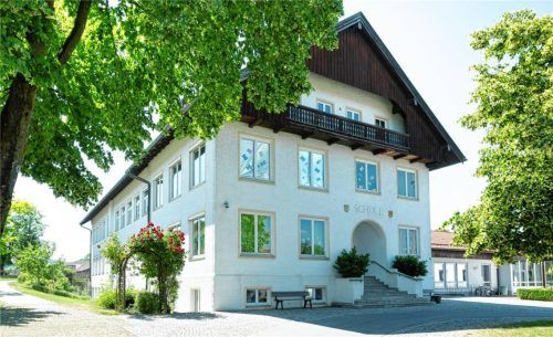 Der Gemeinderat Rimsting hat einstimmig grünes Licht für die Festlegung der Gewerke zur Sanierung der Grundschule gegeben. Architektin Monika Rieder stellte das Konzept mit 23 Einzelpositionen vor. Im Sommer 2023 soll die gesamte Schule in ein Provisorium umziehen (Symbolfoto). Foto  Berger