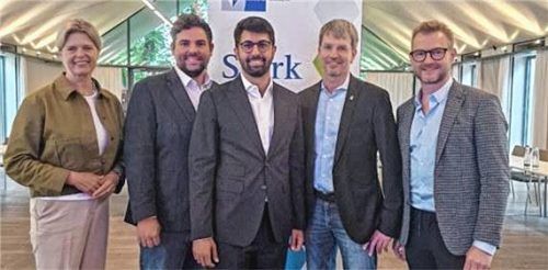 Der IHK-Regionalausschuss Rosenheim: (von links) Elke Christian, Tobias Jonas (stellvertretender Vorsitzender), Rosenheims Oberbürgermeister Abuzar Erdogan, Andreas Bensegger (Vorsitzender) und Jens Wucherpfennig (Leiter der IHK-Geschäftsstelle Rosenheim). Foto re