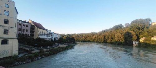 Der Inn in Wasserburg weist einen zur derzeit anhaltenden Hitzewelle im Juni verhältnismäßig hohen Pegel auf. Foto Birkhof