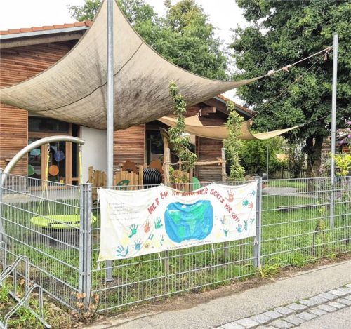 Der Kindergarten in Griesstätt, an dessen Zaun ein buntes Transparent mit der Aufschrift „Hier bin ich Kind, hier geht’s mir gut!“ hängt. Foto Rieger