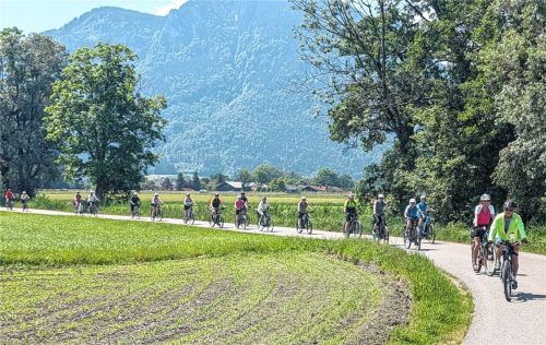Der lange Lindwurm der Radler – auf dem Weg zum Neubeurer Badesee.Fotos Hoffmann