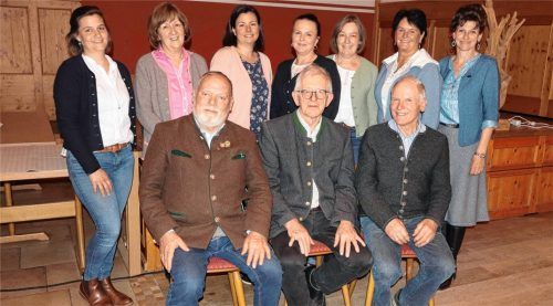 Der neu gewählte Vorstand des Obst- und Gartenbauvereins Au-Dettendorf mit (vorne von links) Ehrenvorsitzendem Martin Impler, Vorsitzendem Sepp Millauer und Baumwart Hans Kuchler sowie (hinten von links) Marion Eckart, Christa Schöttl, Verena Scheidl, Christine Gebhart (Schriftführerin), Sabine Reisberger (Kassier), Anneliese Stuffer und Lisi Schlemer (Zweite Vorsitzende). Foto Strim