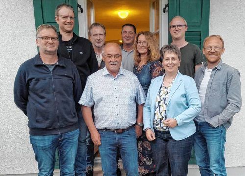 Der neue Gemeinderat: (von links, vorne) Christopher Bernhart, Josef Harrer, Theresia Mayerhofer und Wolfgang Gehringer sowie (von links, hinten) Andreas Bernhart, Georg Schwarz, Thomas Rauscher, Bürgermeisterin Anna Meier und Christian Weindl. Foto Mittermeier