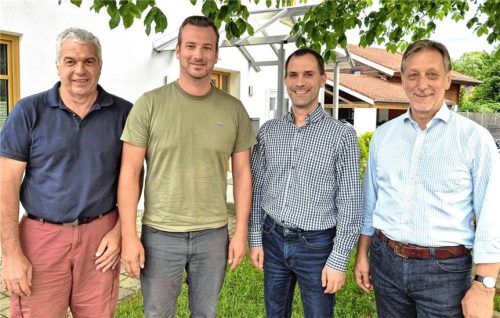 Der neue Verbandsausschuss: (von links) Gemeinderat Simon Strell, Bürgermeister Maximilian Heilmann, Verbandsvorsitzender Georg Reinthaler und Stellvertreter Konrad Linner. Foto re