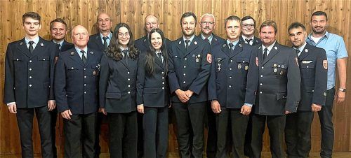 Der neue Vereinsausschuss der Feuerwehr Maitenbeth: (von links) Florian Heidinger, Andreas Seilbeck, Christoph Deuflhart, Markus Linner, Sophia Oberpichler, Werner Grandl, Anna Selmeier, Daniel Beranek, Michael Waldenmayer, Bernhard Kirchmaier, Christoph Oberpichler, Christoph Heidinger, Julian Liebermann und Bürgermeister Bernhard Schweida. Foto Richterstetter