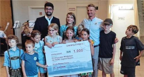 Der Oberbürgermeister mit Anna und Michael Menzer sowie den Kindern der Gruppe „Wildkatzen“ der BUNDjugend. Foto Theodor Auer