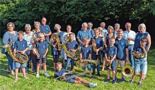 Der Posaunenchor spielt auf der Kirchenwiese neben der Mühldorfer Erlöserkirche. Foto re